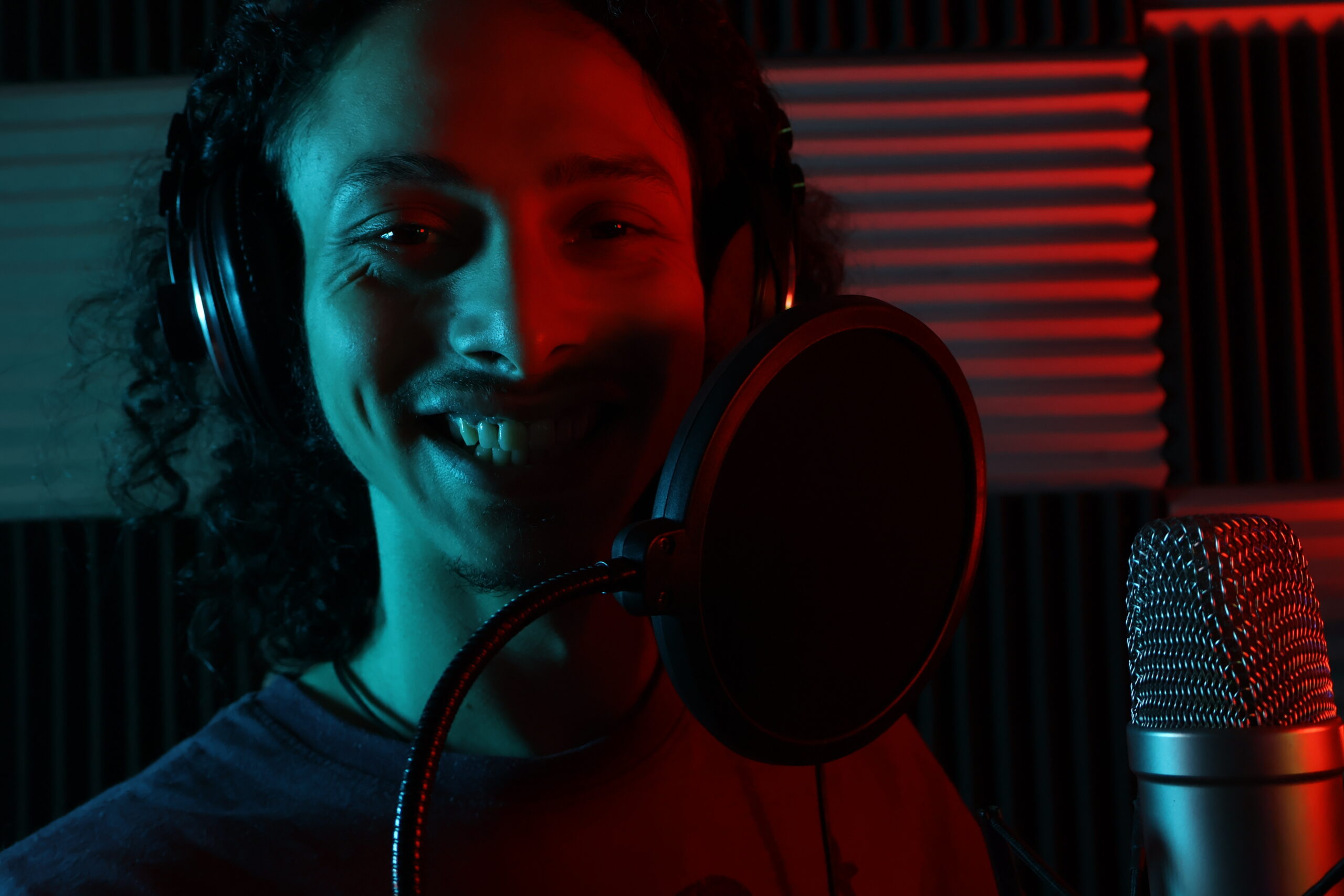 Artista grabando voces en la cabina de Matahari Studio 17