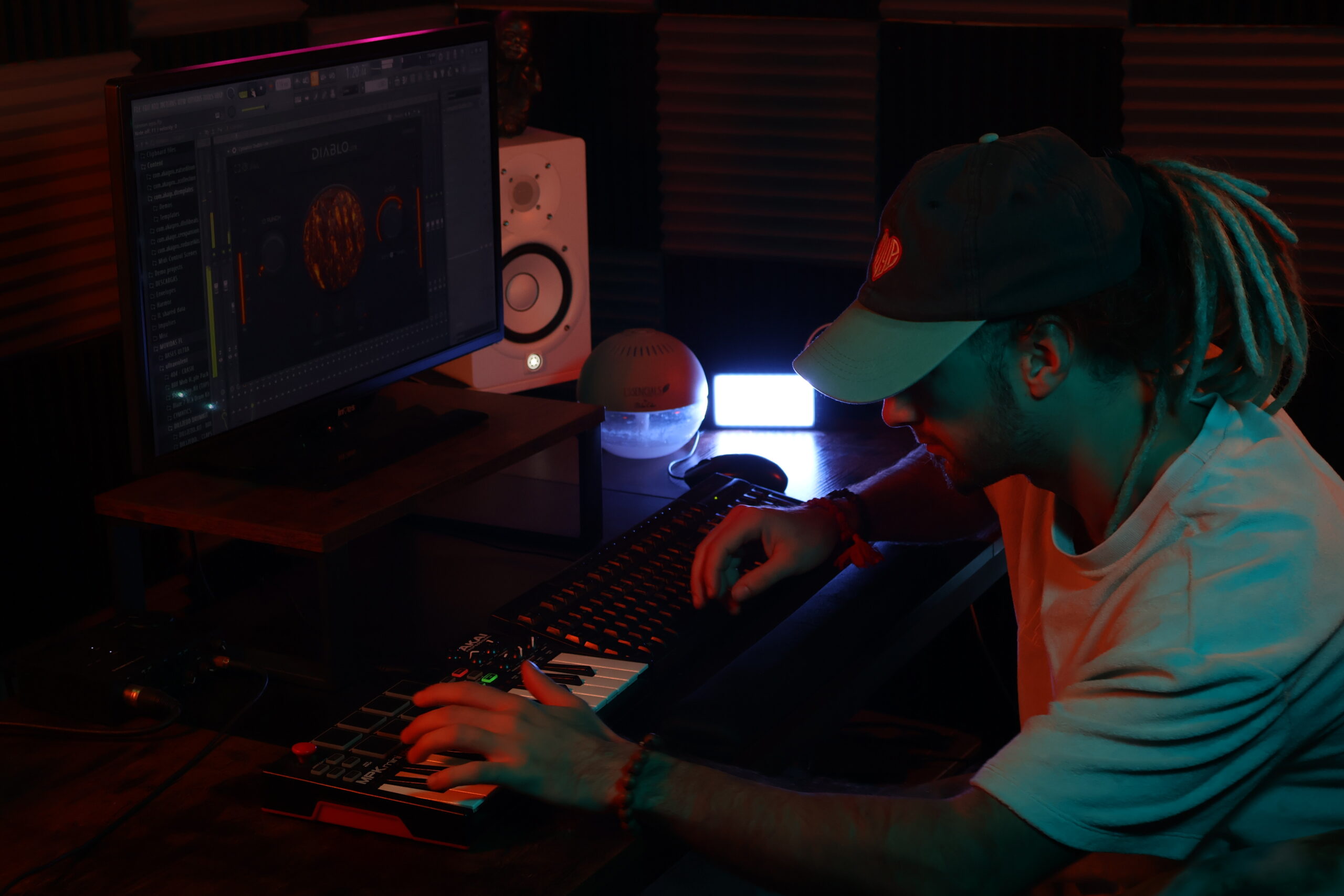 Técnico mezclando en la mesa de Matahari Studio 17