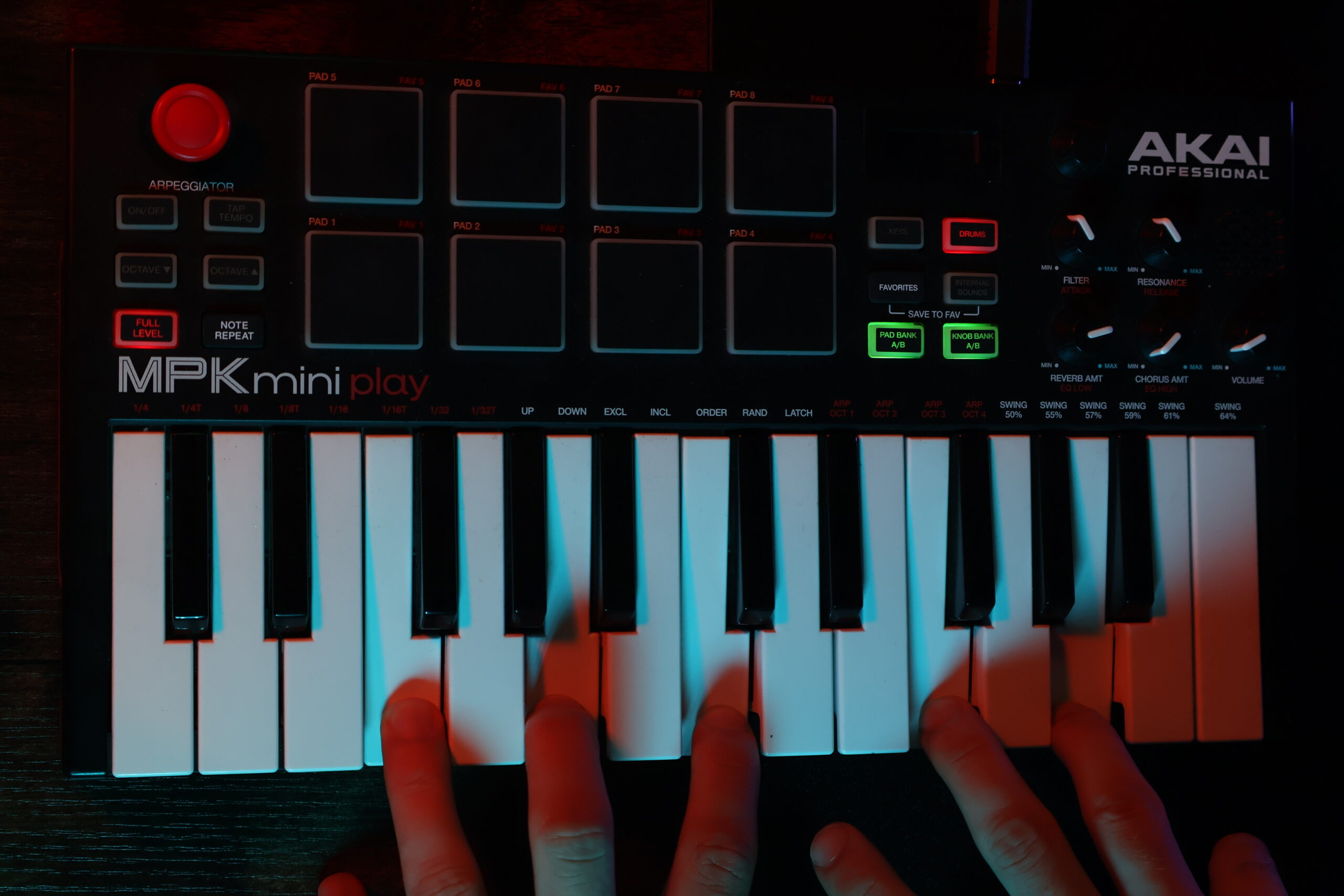 Producción de beats con teclado controlador en Matahari Studio 17